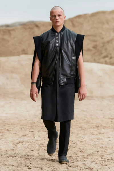 Look 16